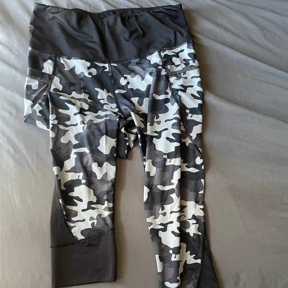 Dark colored camp leggings WITH POCKETS